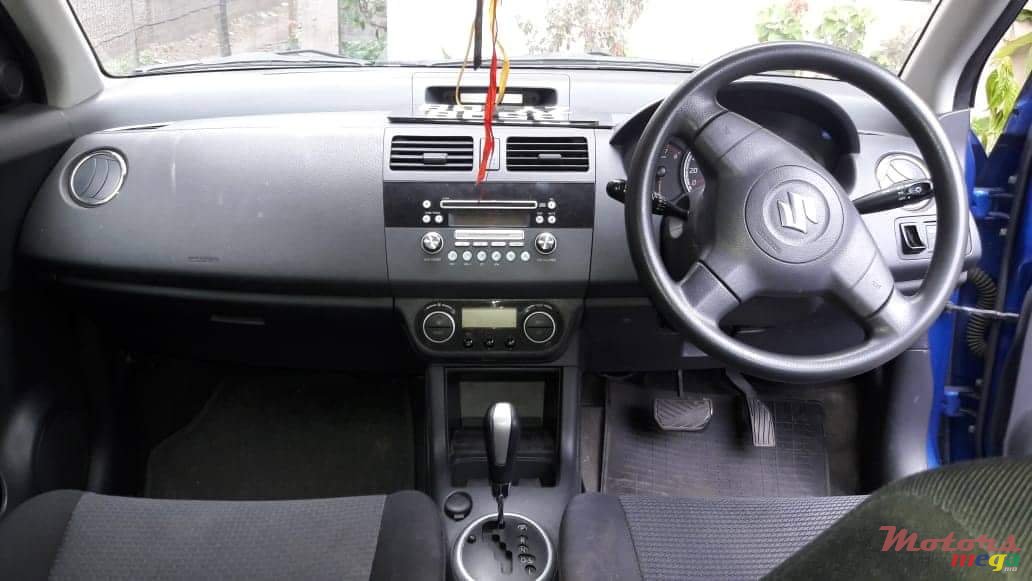 2009' Suzuki Swift photo #2