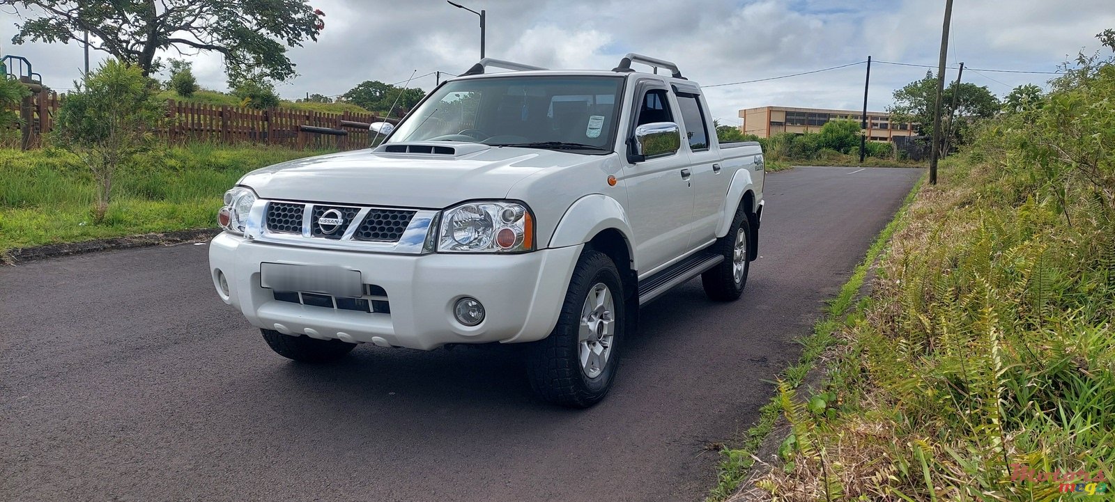 2021' Nissan Hardbody 4x4 photo #2