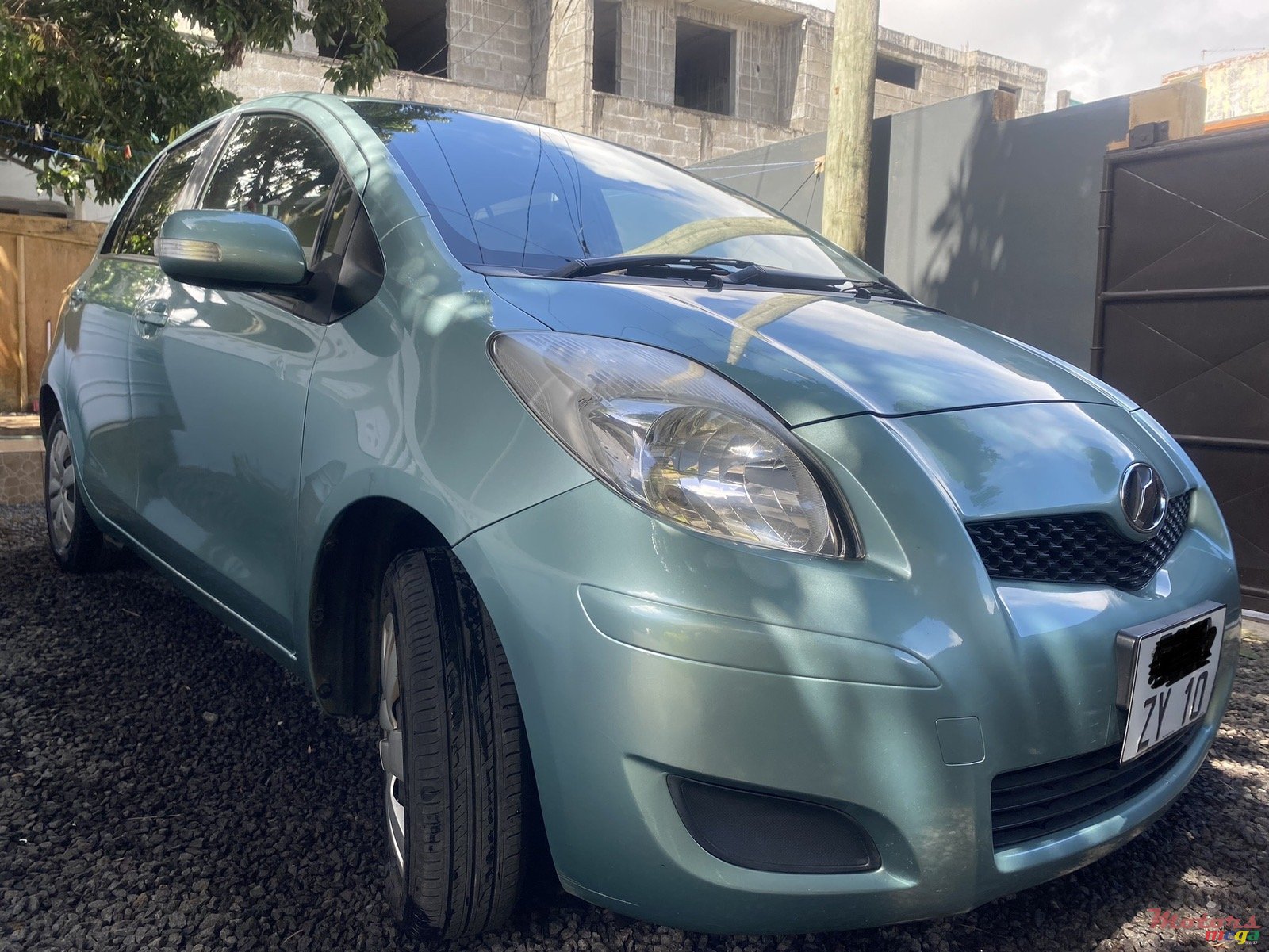 2010' Toyota Vitz photo #2