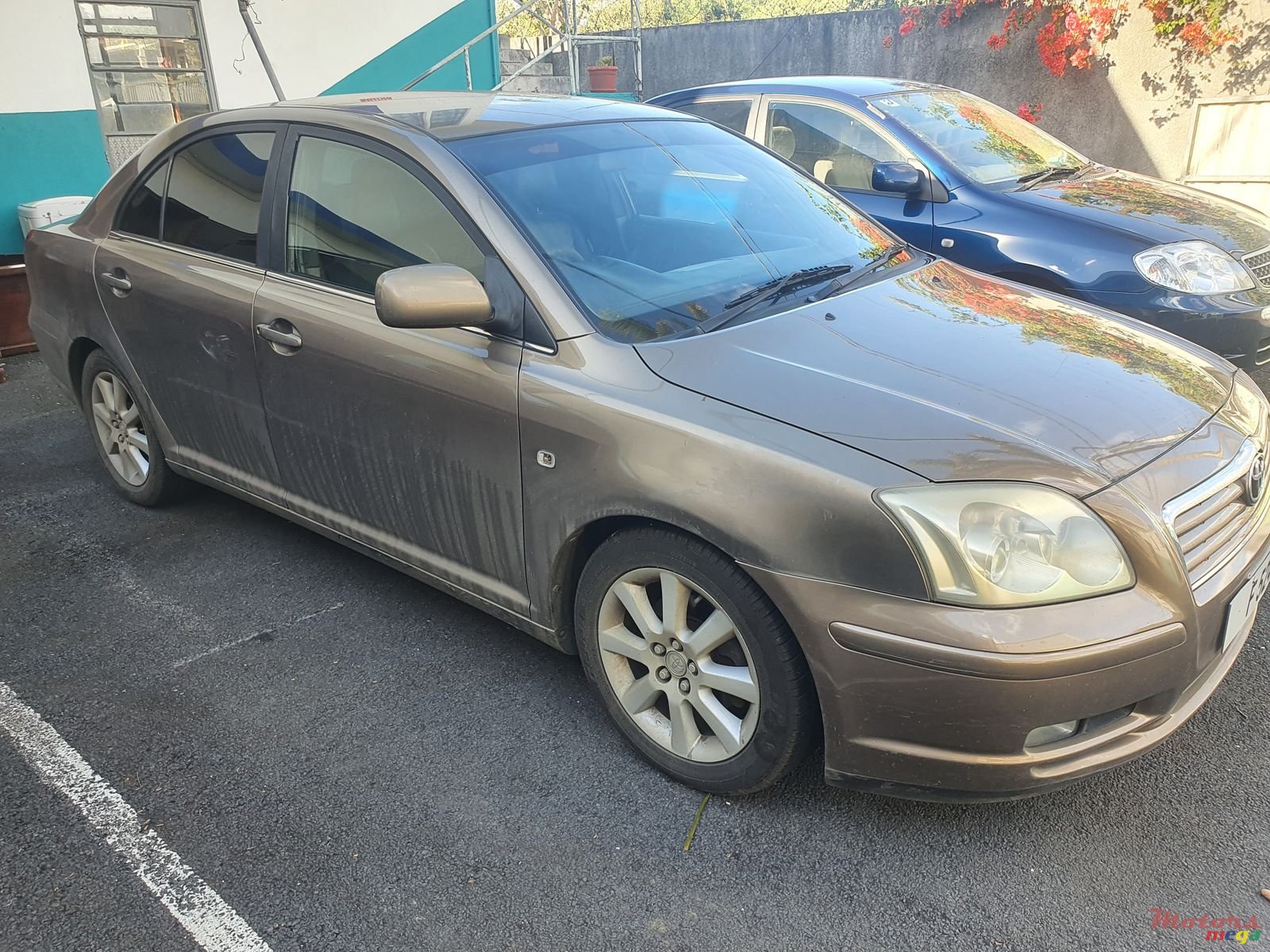2003' Toyota Avensis photo #1