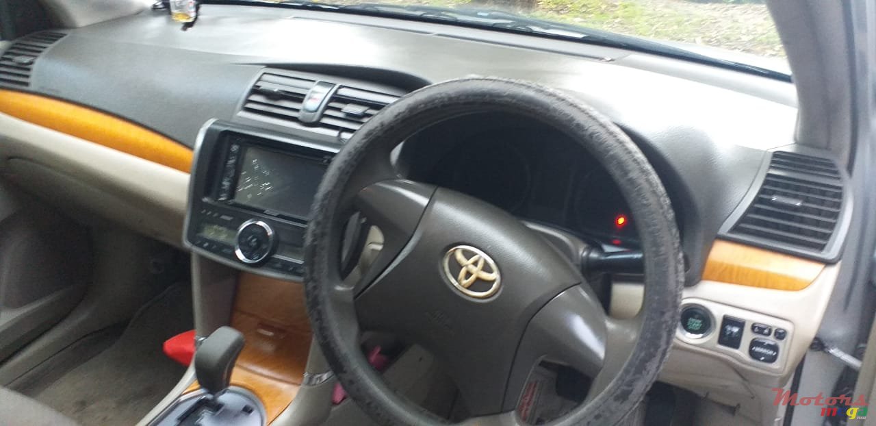 2009' Toyota Premio photo #1