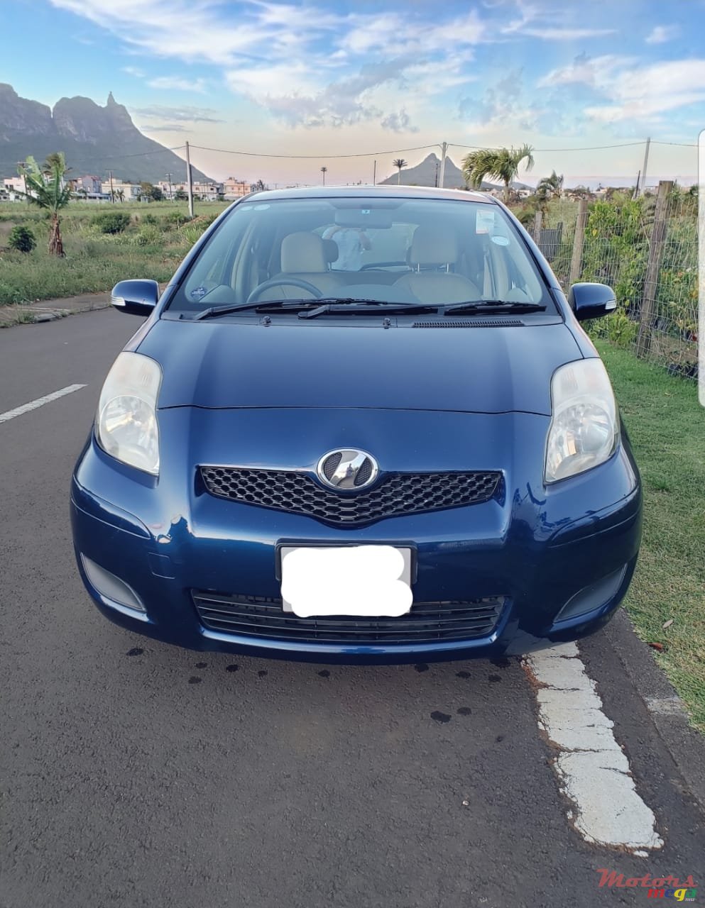 2008' Toyota Vitz photo #3