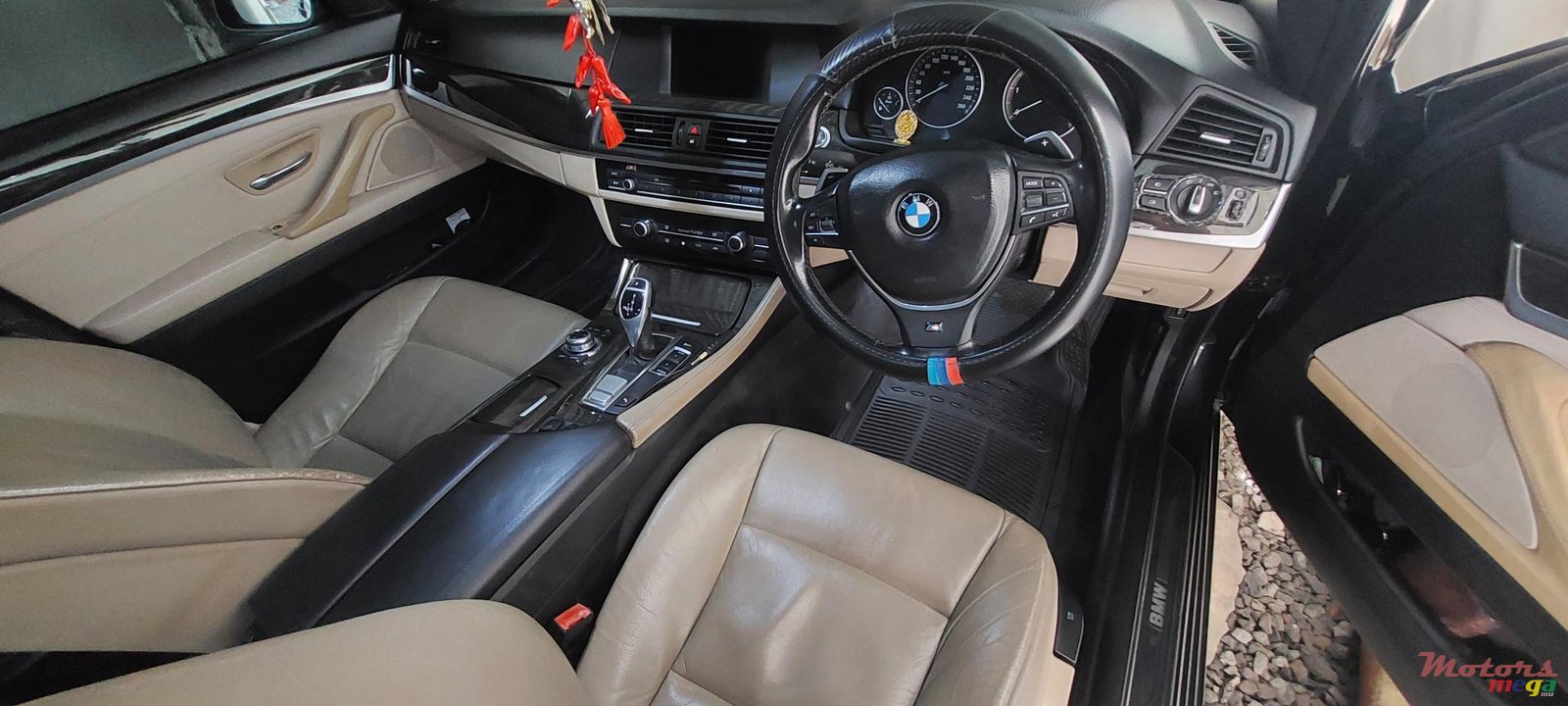 2011' BMW 5 Series 520D photo #7