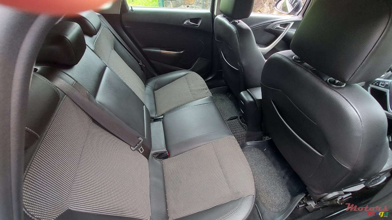 2012' Opel Astra Version Sport photo #7