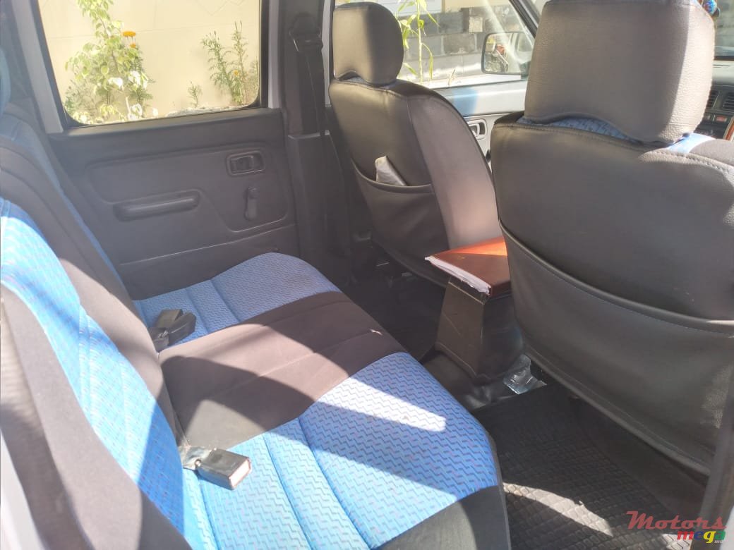 2002' Nissan Hardbody photo #4