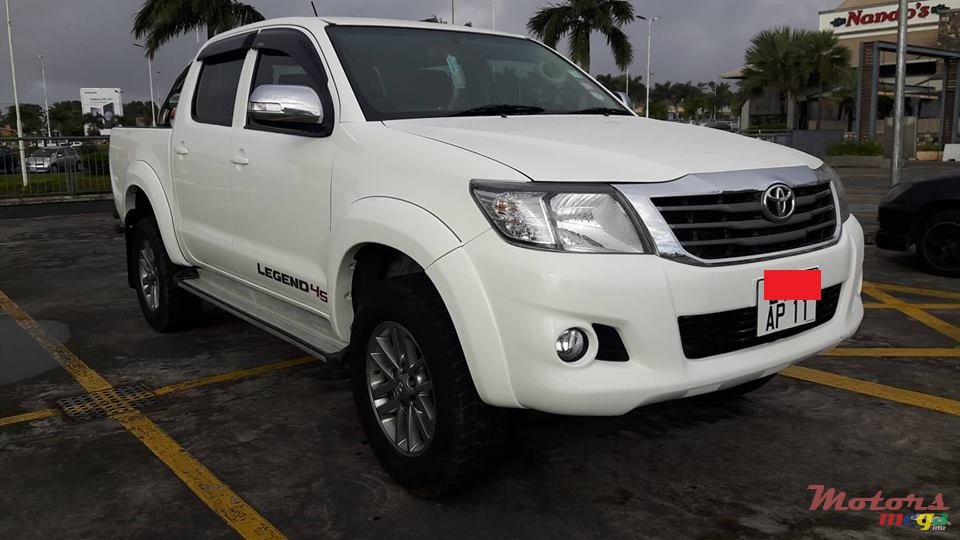 2011' Toyota Hilux 4X4 photo #2
