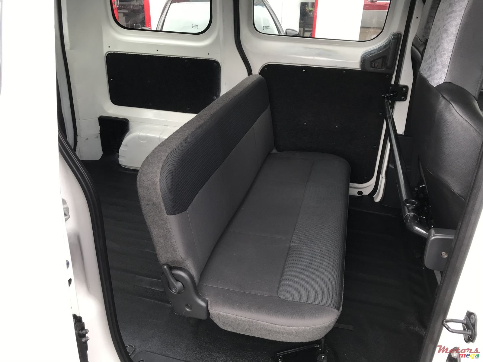 2011' Nissan NV 200 photo #5