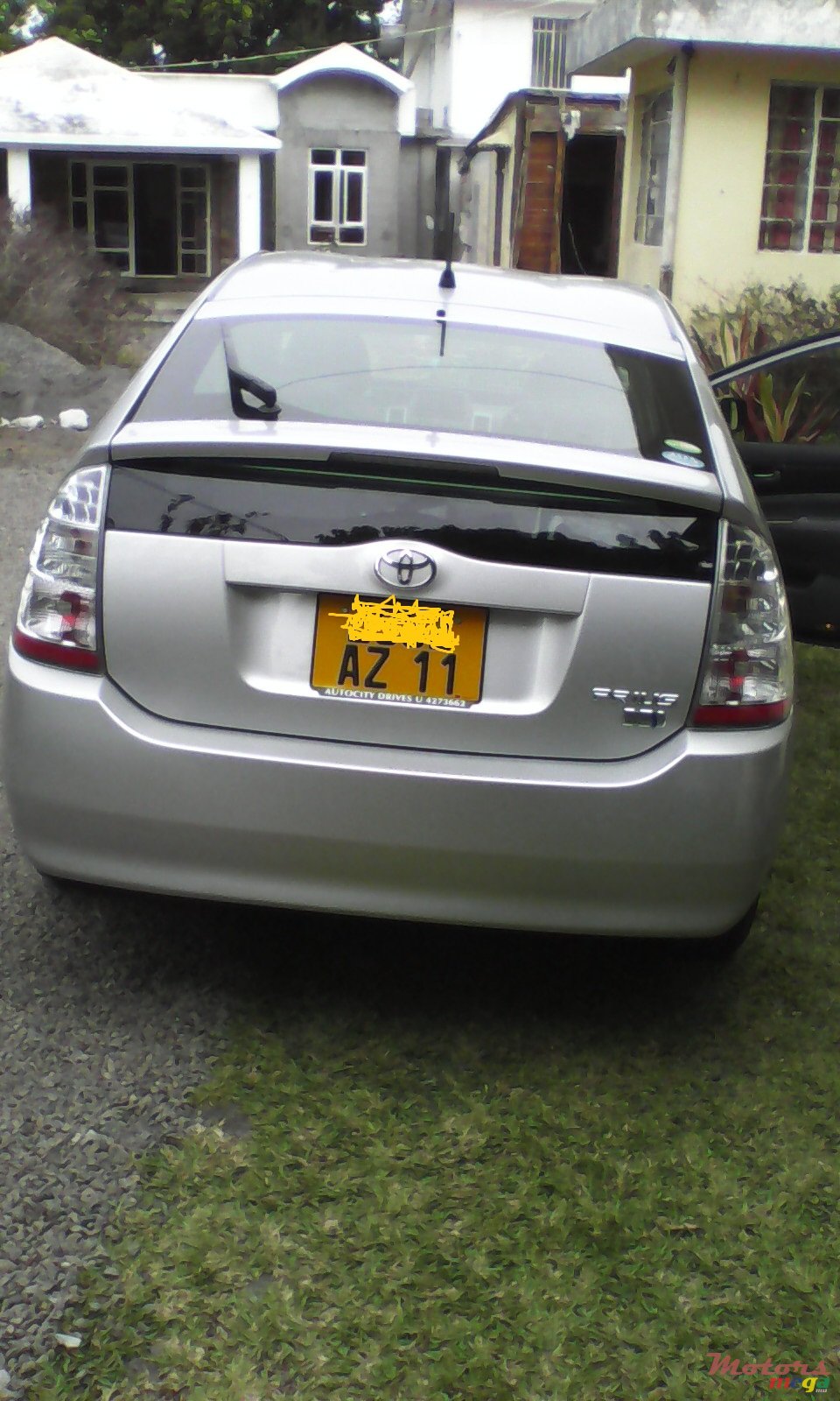2011' Toyota Prius photo #2