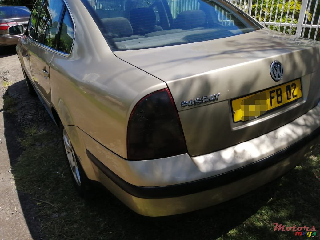 2002' Volkswagen Passat photo #2