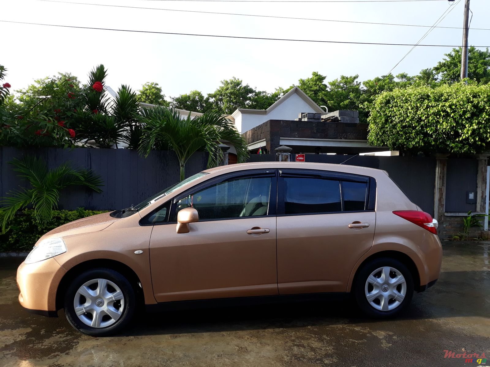 2010' Nissan Tiida photo #1