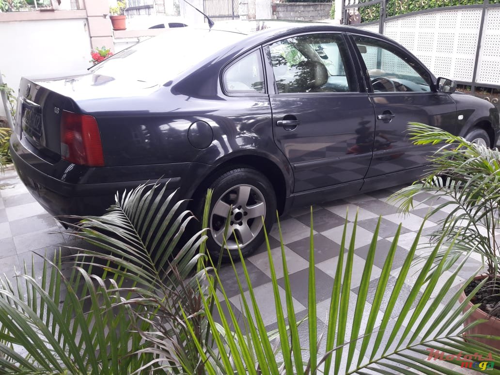 2002' Volkswagen Passat photo #2