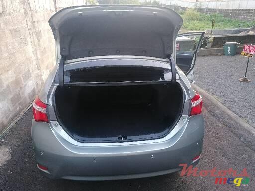 2017' Toyota Corolla Saloon photo #3