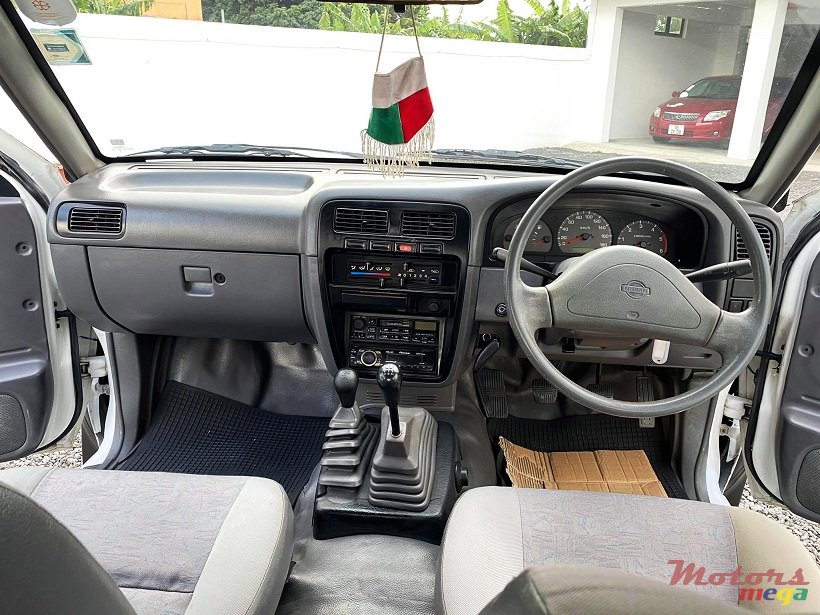 2003' Nissan Hardbody 4X4 photo #3