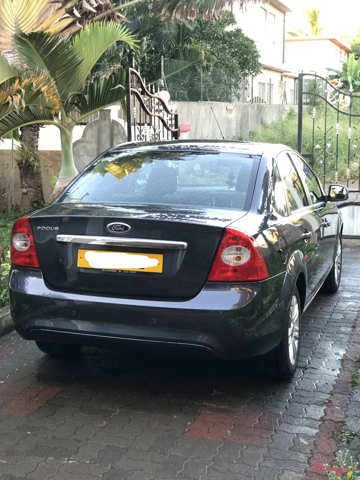 2009' Ford Focus Ghia 3 sedan photo #4