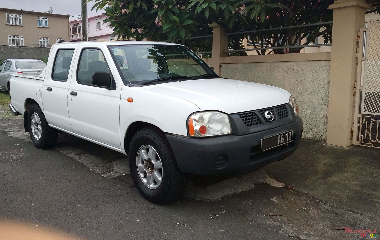 2010' Nissan photo #2