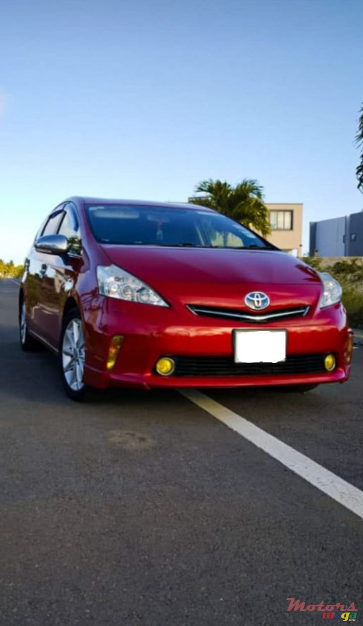 2013' Toyota Prius v photo #1