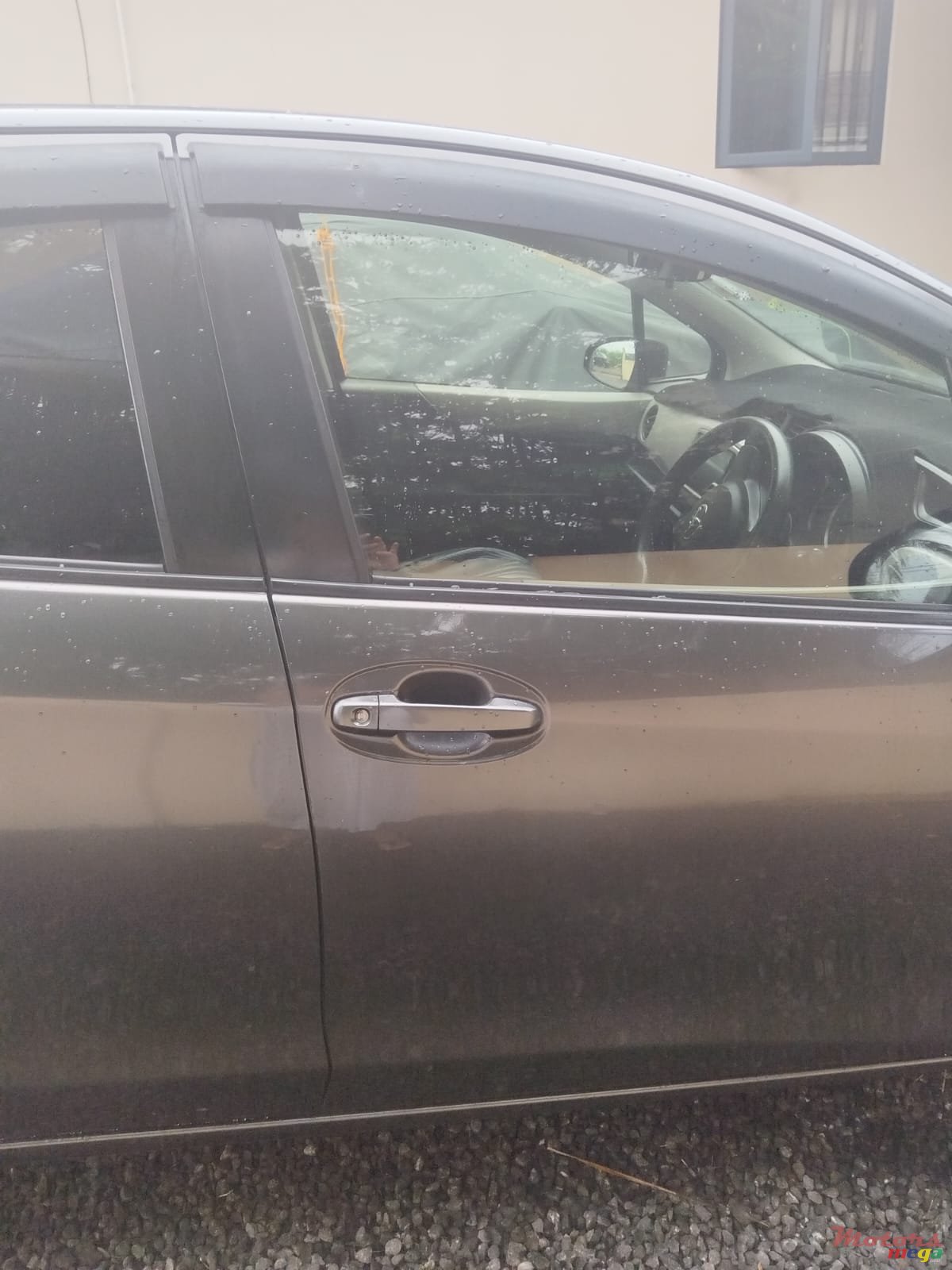 2012' Toyota Vitz photo #3