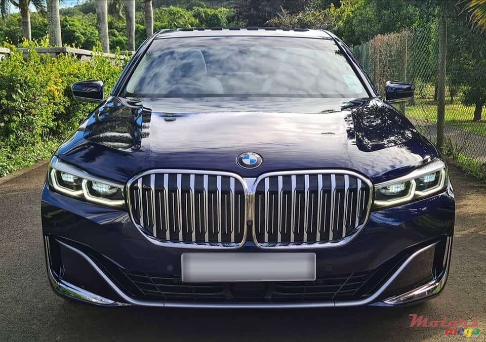 2020' BMW 7 Series 745e photo #2