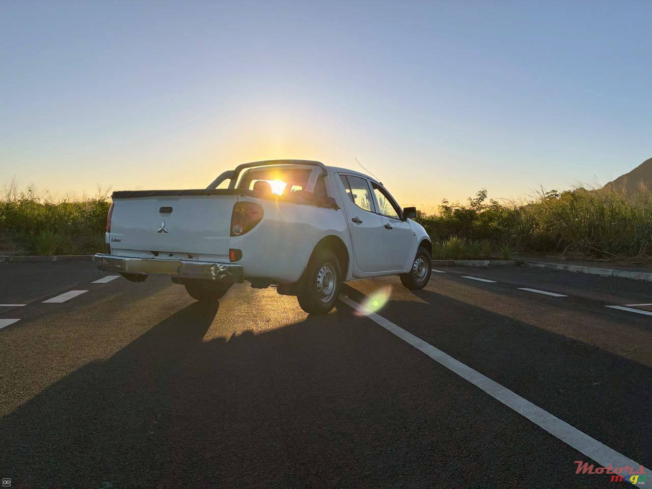 2014' Mitsubishi L200 photo #3