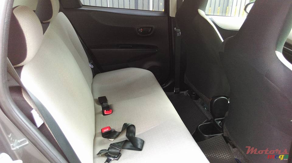 2011' Toyota Vitz 1000cc photo #5