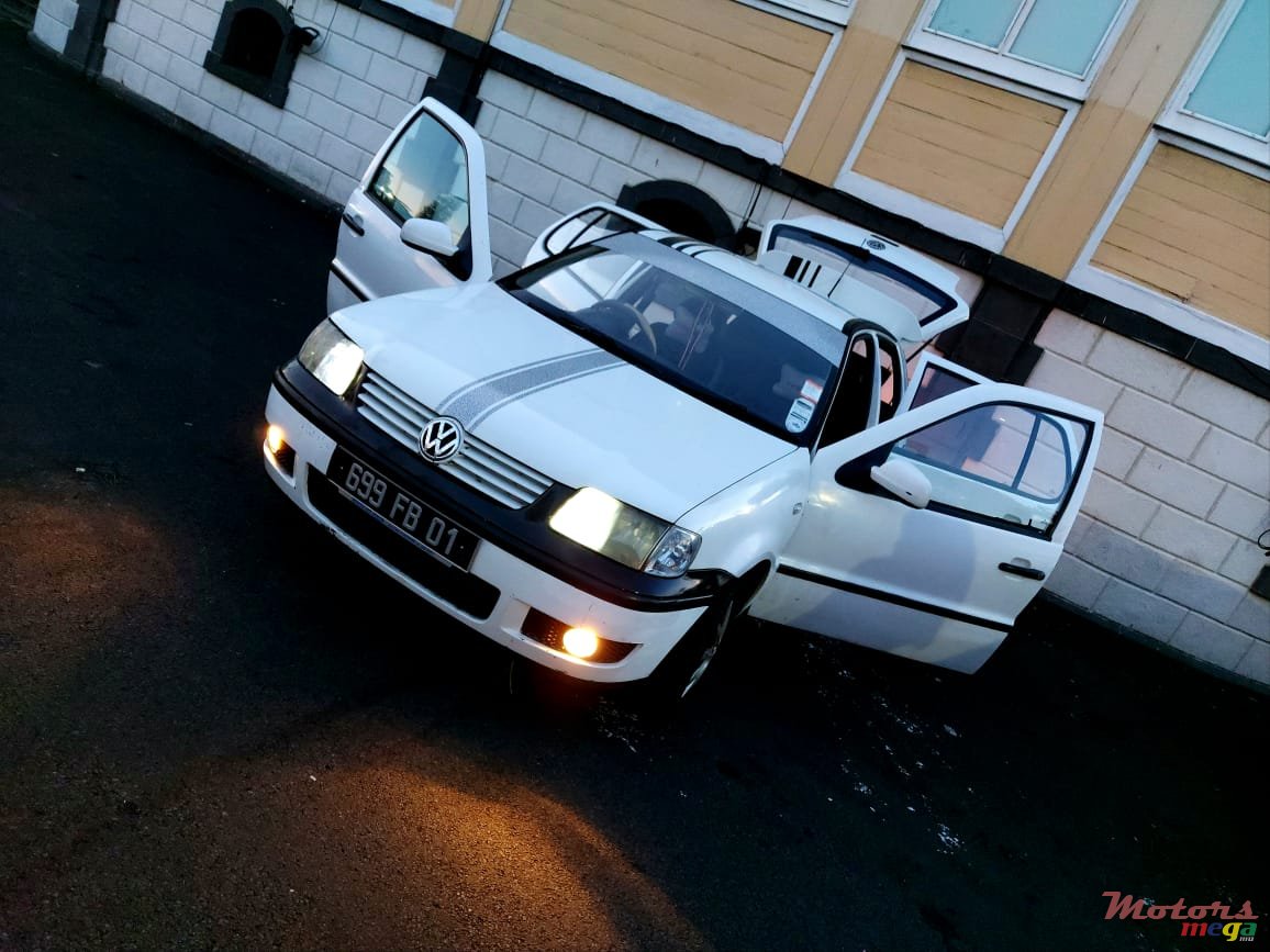 2001' Volkswagen Polo photo #1