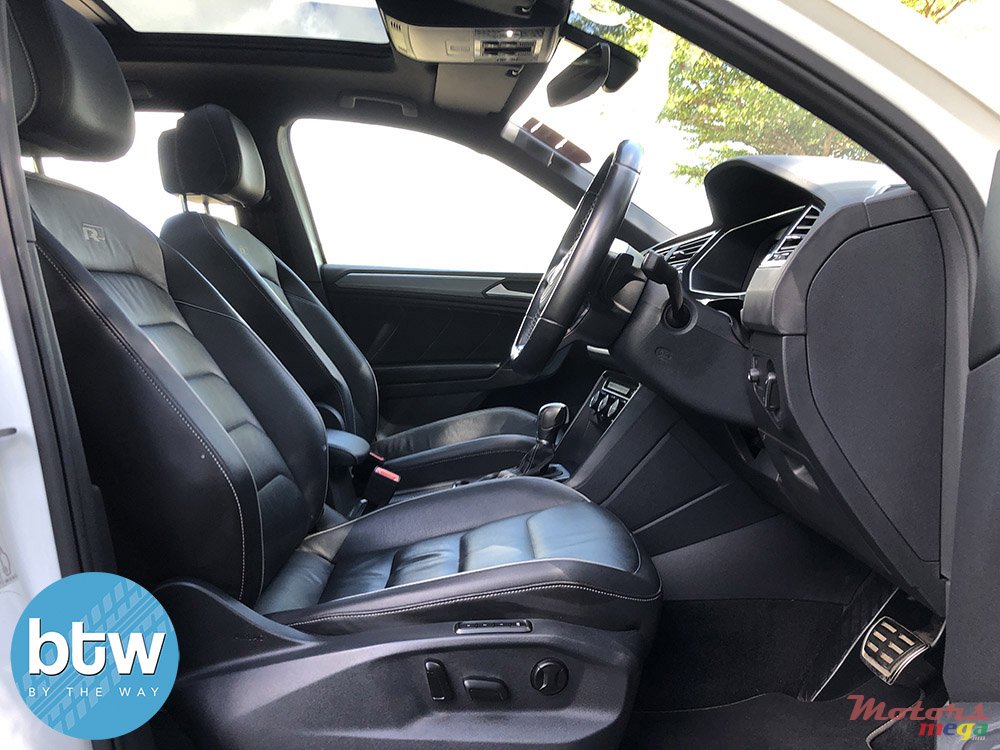 2019' Volkswagen Tiguan R-LINE photo #5