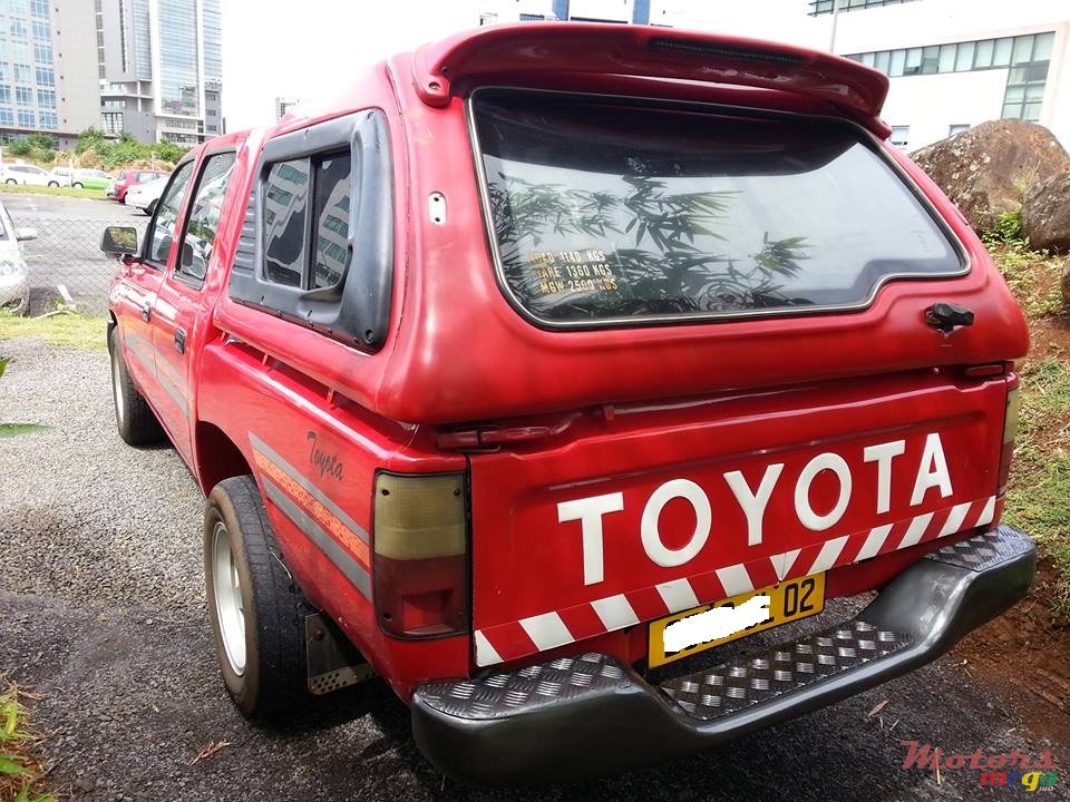 2002' Toyota Hilux 2x4 photo #3