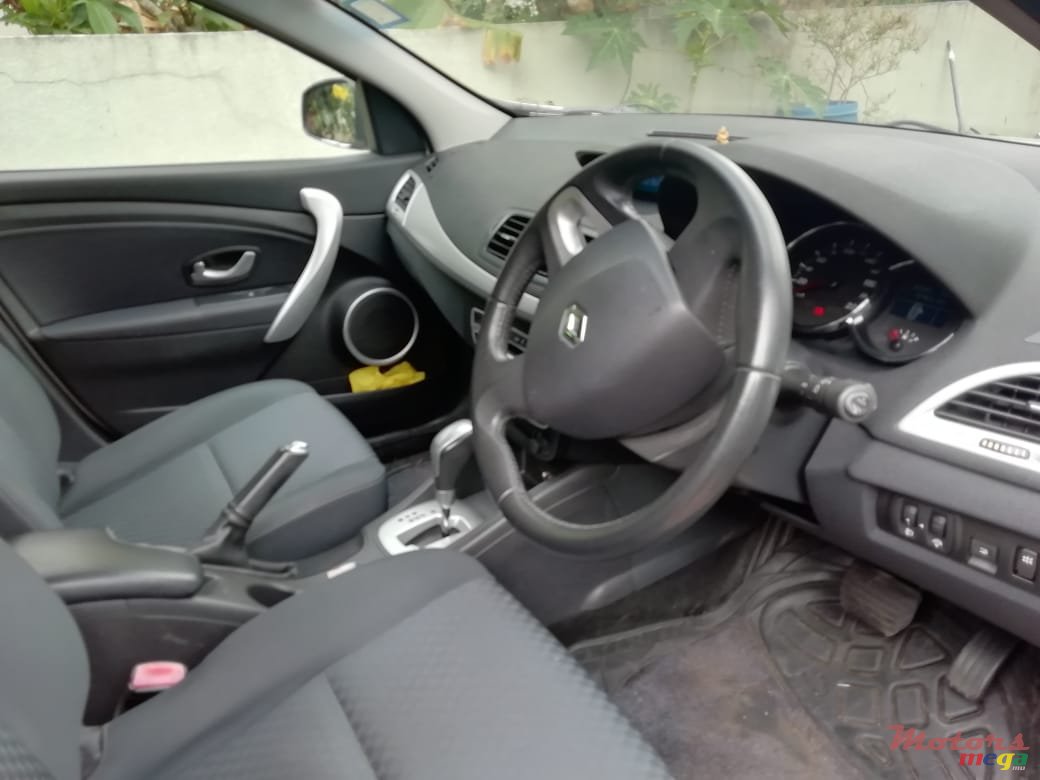 2011' Renault Fluence photo #2
