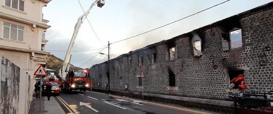 Une aile des Casernes centrales ravagée par les flammes