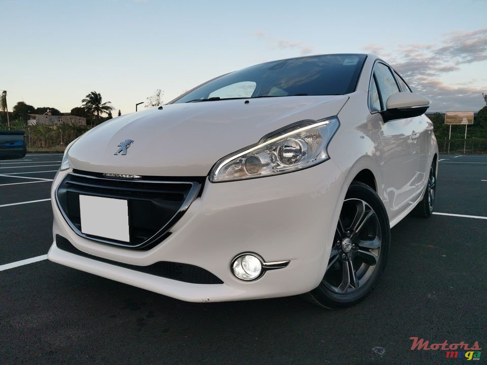 2015' Peugeot 208 Hatchback photo #4