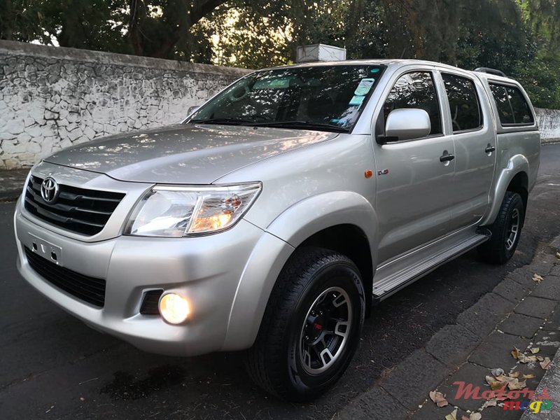 2013' Toyota Hilux photo #1