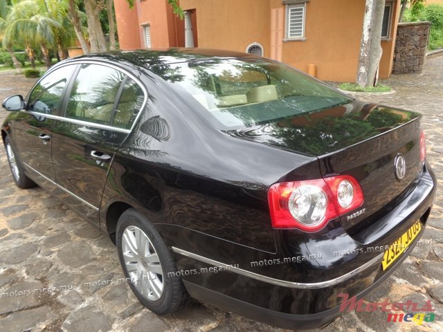 2009' Volkswagen Passat photo #2