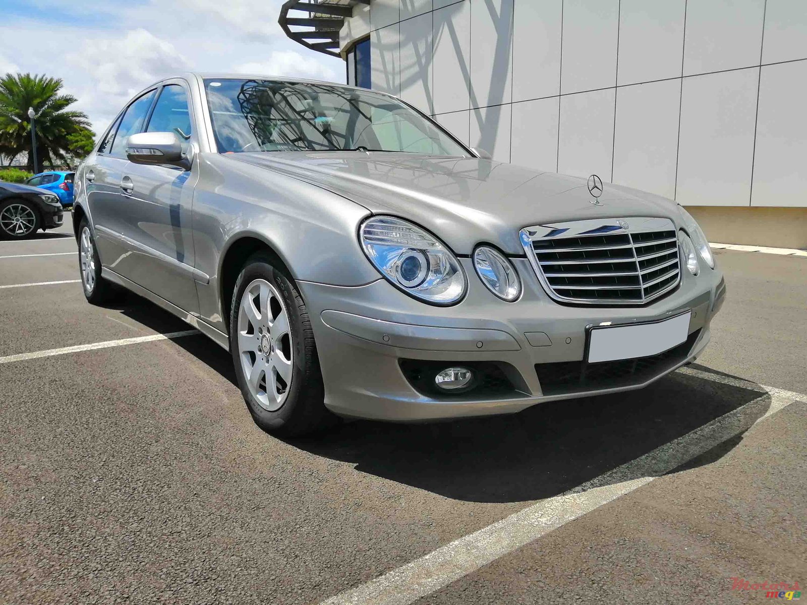 2008' Mercedes-Benz 200E photo #2