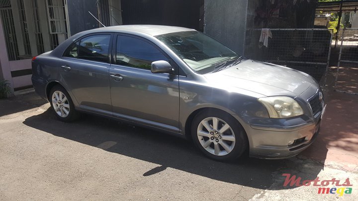 2005' Toyota Avensis photo #5