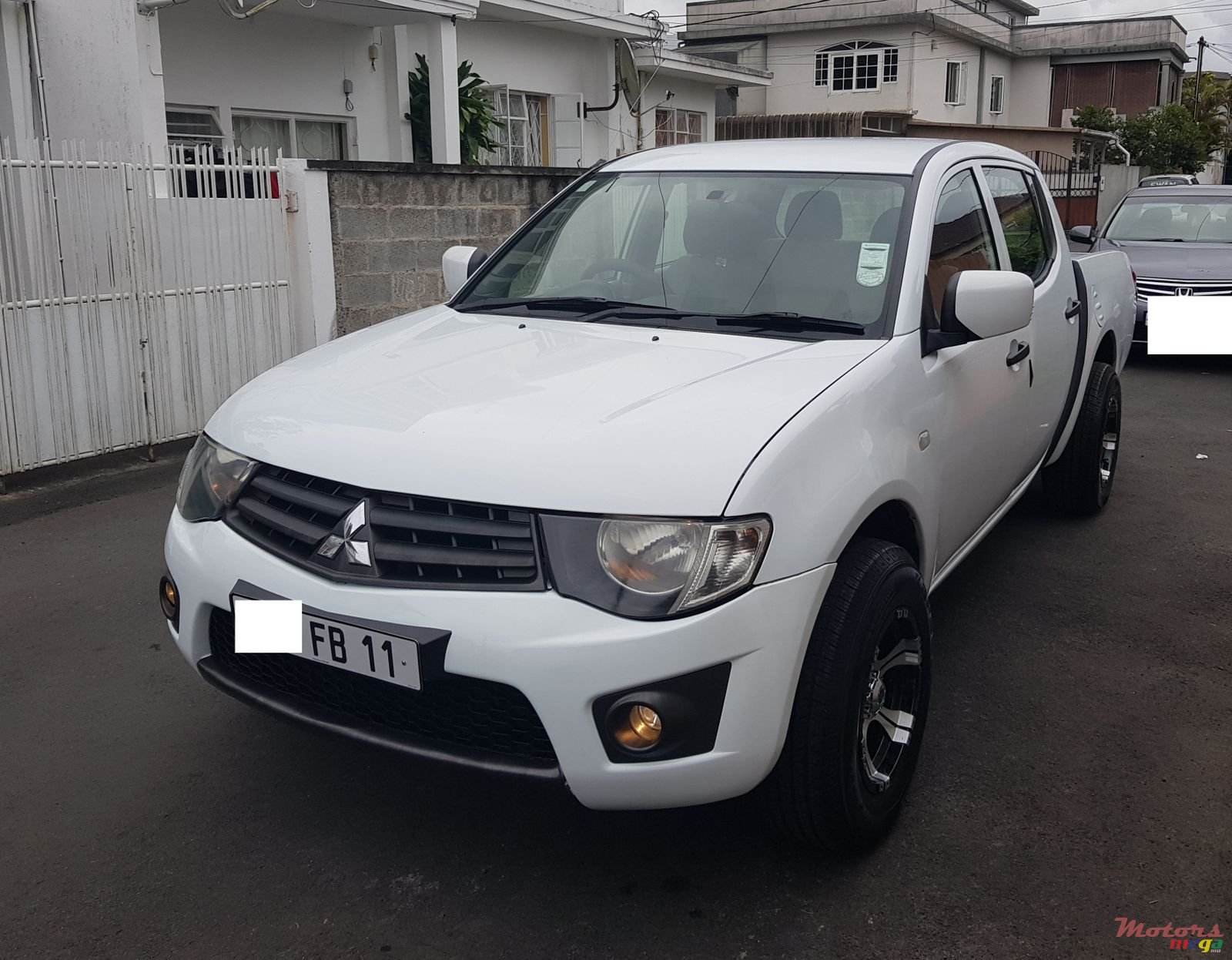 2011' Mitsubishi L200 2x4 photo #2