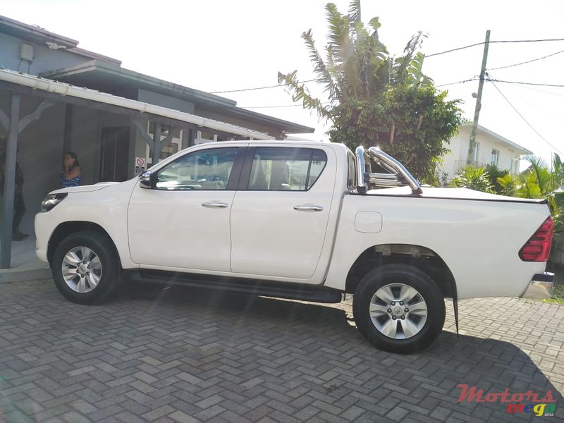 2017' Toyota Hilux photo #2