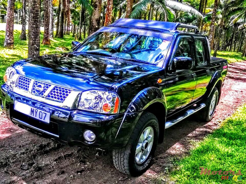 2007' Nissan Hardbody Predator 4x4 photo #2