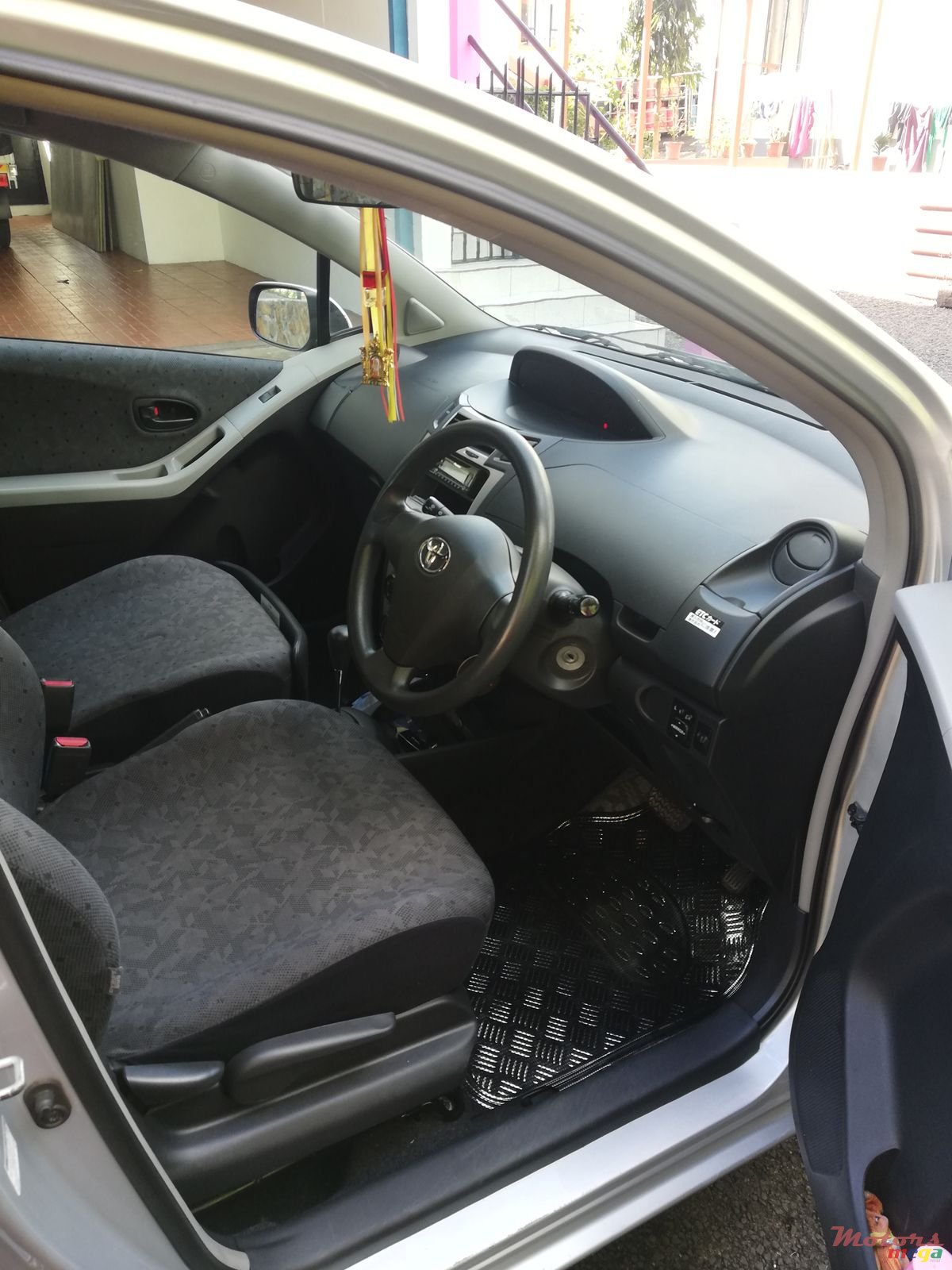 2009' Toyota Vitz photo #1