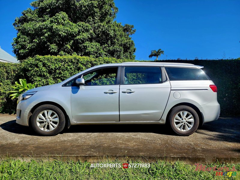 2019' Kia Carnival 12 seater. Private. photo #2