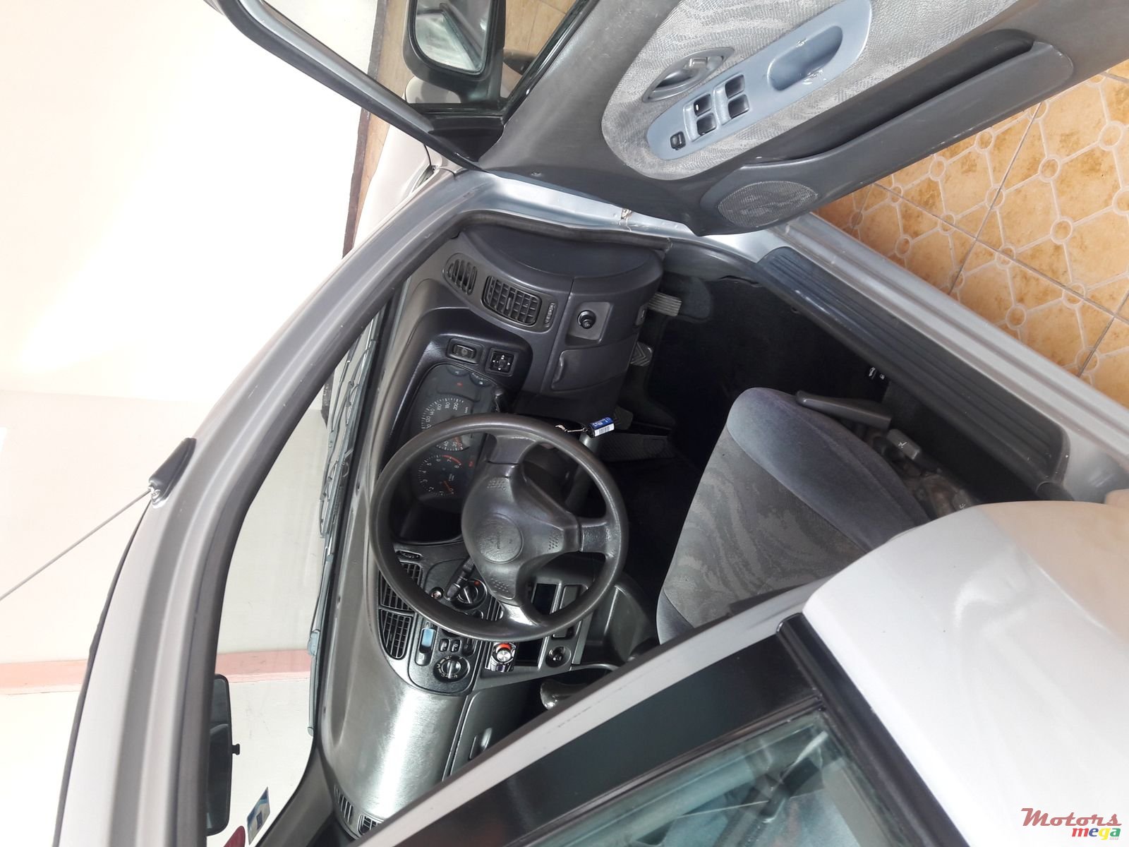 2000' Mitsubishi photo #3