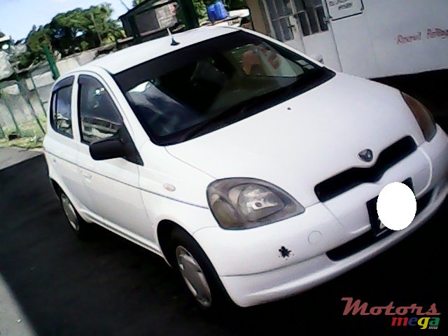 2001' Toyota Vitz photo #2