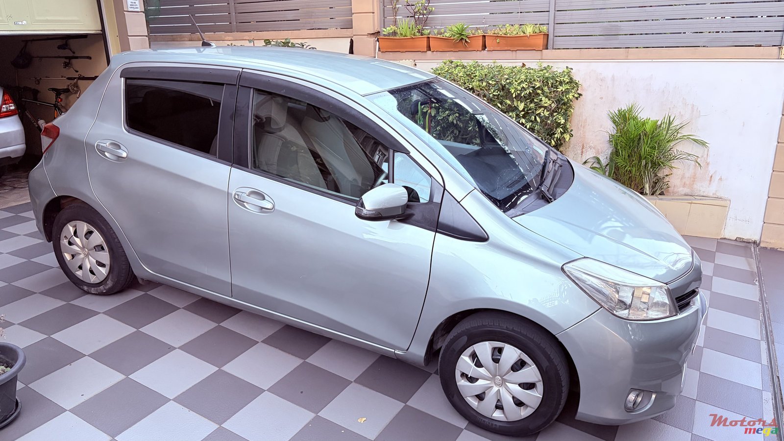 2011' Toyota Vitz photo #3