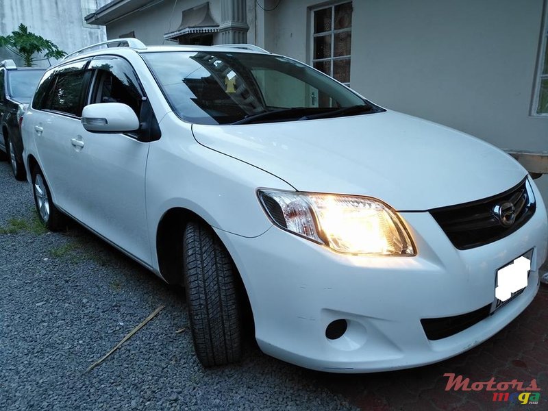 2012' Toyota Corolla Fielder photo #1