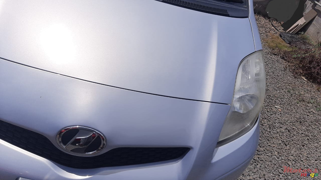 2009' Toyota Vitz photo #1