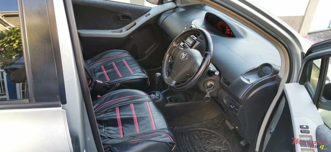 2009' Toyota Vitz photo #2