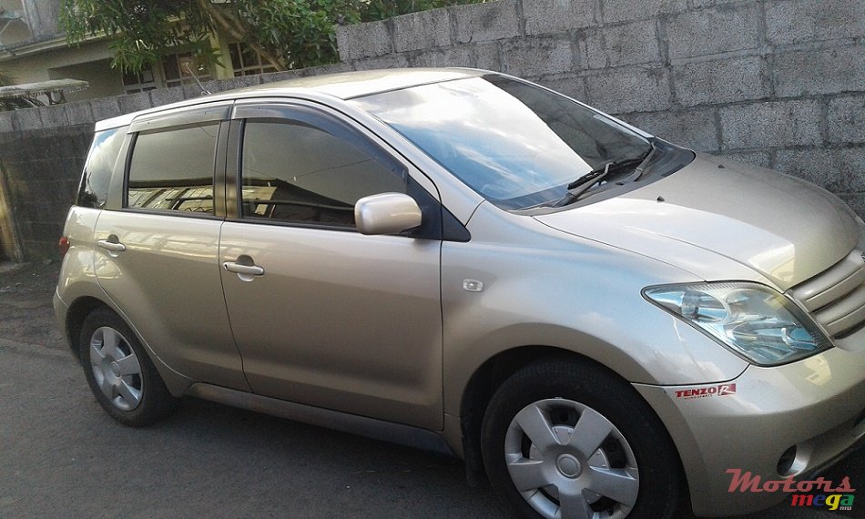 2004' Toyota Isis photo #2