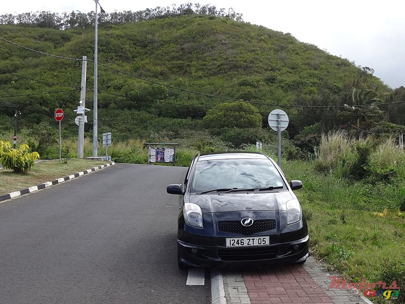 2005' Toyota Vitz photo #1