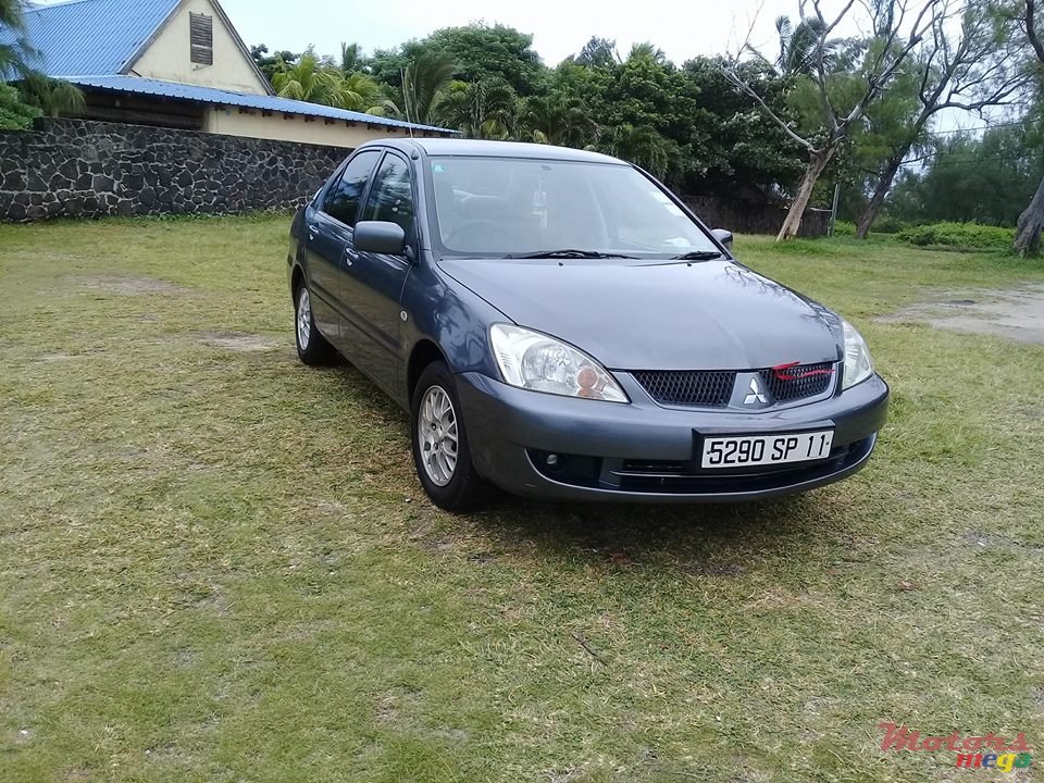 2011' Mitsubishi Lancer photo #2