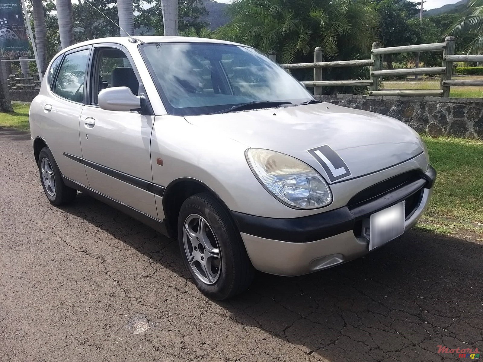 2001' Toyota Duet photo #2