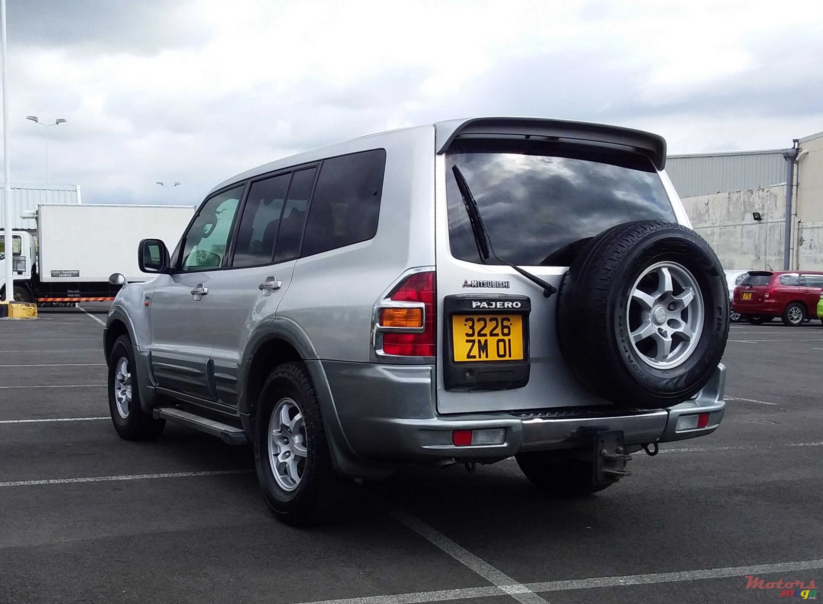 2001' Mitsubishi Pajero photo #3